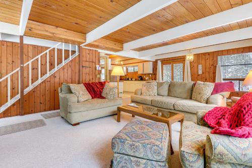Outdoor Adventure Hub! Family Home in West Dover in Dover (VT)
