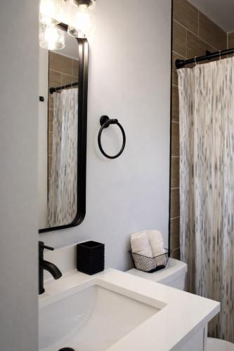 Bathroom, Spacious Casselberry Home Near Attractions in Orlando East