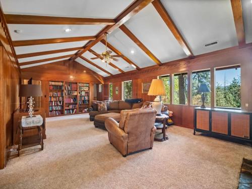 Rustic Private Farmhouse on the Little Spokane Riv – khách sạn tại Fairwood