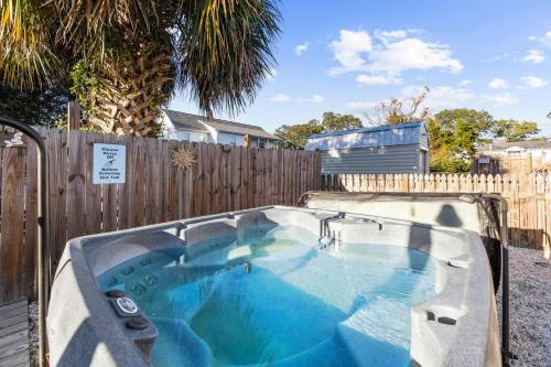 3 Bedroom w/ King Bed Private Hottub/Yard/Deck/BBQ - image 10