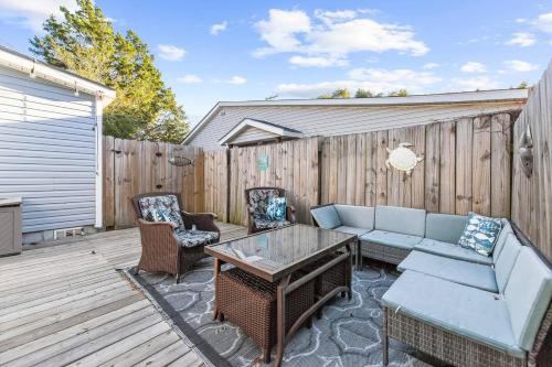 3 Bedroom w/ King Bed Private Hottub/Yard/Deck/BBQ - image 11