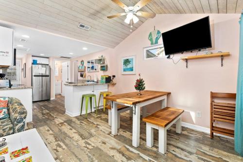 3 Bedroom w/ King Bed Private Hottub/Yard/Deck/BBQ - image 14