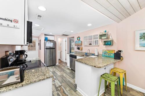 3 Bedroom w/ King Bed Private Hottub/Yard/Deck/BBQ - image 13