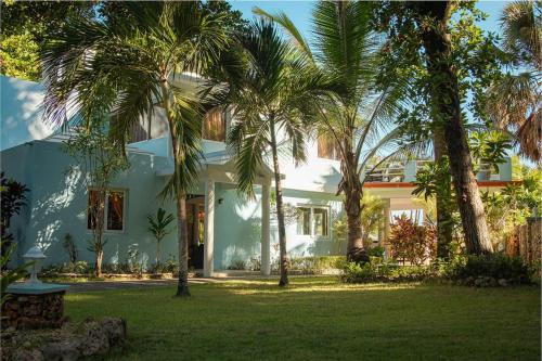 The SeaDog Inn-Oceanfront Villa in קבררה