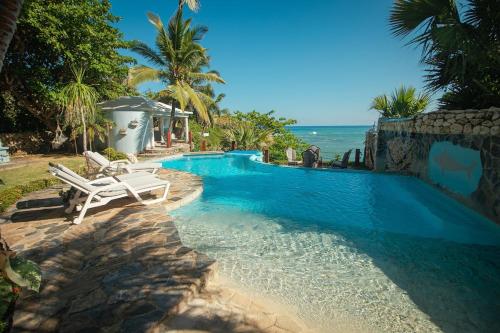 The SeaDog Inn-Oceanfront Villa in קבררה