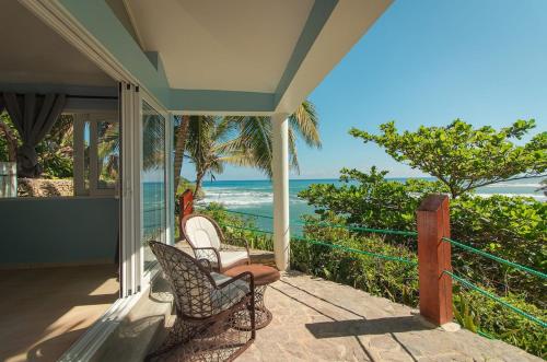 The SeaDog Inn-Oceanfront Villa in קבררה