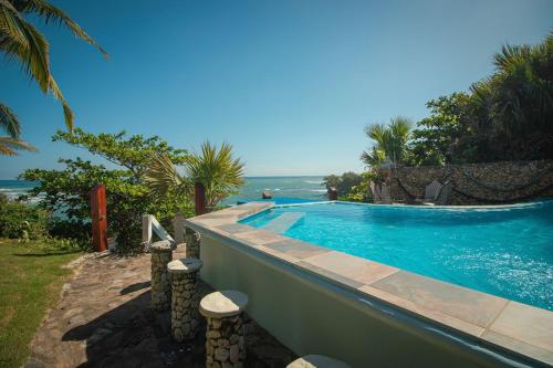 The SeaDog Inn-Oceanfront Villa in קבררה