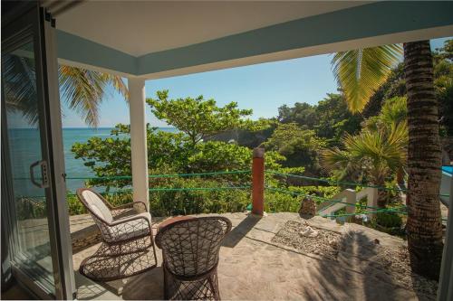 The SeaDog Inn-Oceanfront Villa in קבררה