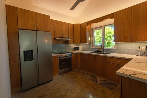 The SeaDog Inn-Oceanfront Villa in קבררה