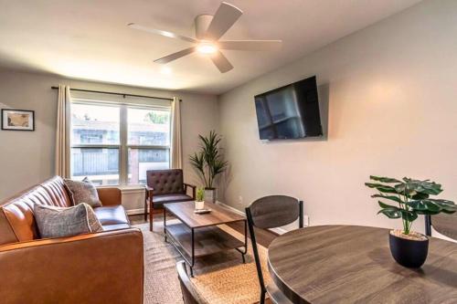 Roomy Urban Apartment Montrose! Free Parking #3 in Houston, USA