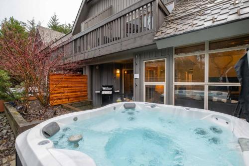 Arrowhead Point 2 by Outpost Whistler, Уистлер (фото 9)