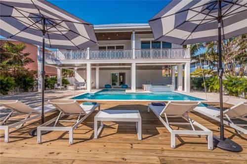 Sea La Vie Beach House - Stunning New Luxury Waterfront Home wPool Dock Elevator Close to Pine in Anna Maria, USA