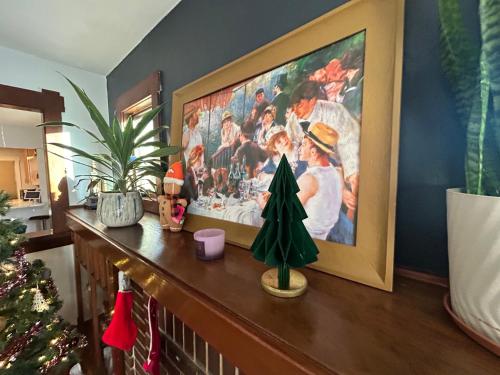 Cozy Bungalow Walk to Dining Cafés, Zoo & More in Denver, USA