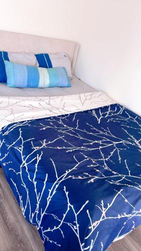 Pretty bedroom with shared bathroom in Hacienda Heights (CA)