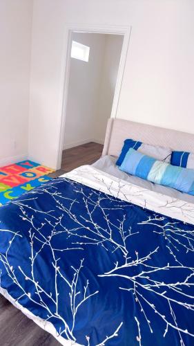 Pretty bedroom with shared bathroom in Hacienda Heights (CA)