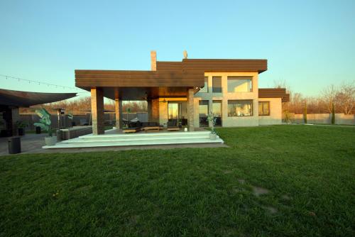 Iekārtas, House California in Malo Orašje