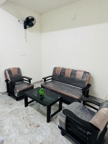 Közös társalgó / TV,  négyzetméteres, 1 hálószobás Apartman 1 fürdőszobával Kanjirappally területén (Dubai Inn) in Vazhoor