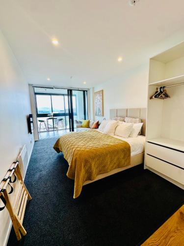 Brand New Lush Studio Apartment close to airport in Miramar