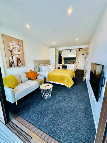 Brand New Lush Studio Apartment close to airport in Miramar