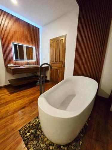 Whirlpool, Ou river house resort in Nong Khiaw