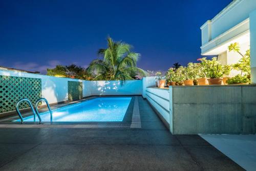 Úszómedence, Tissa's Inn near Kashi Művészeti Galéria