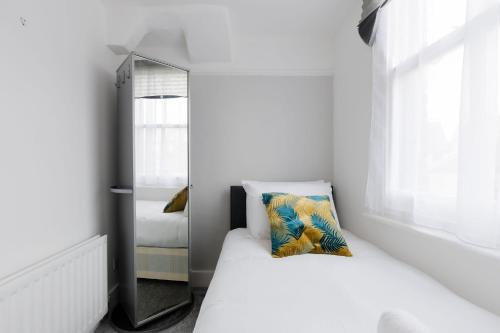 2BDR Victorian Retreat in East London - image 4
