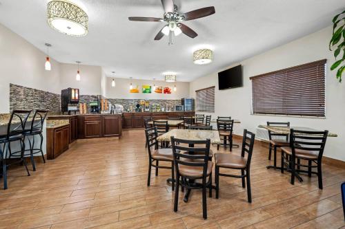Quality Inn Dubuque - image 8