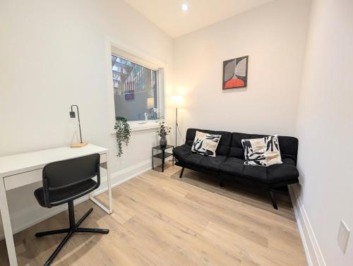 Luxury 1BR plus den walkout basement – khách sạn tại Scarborough