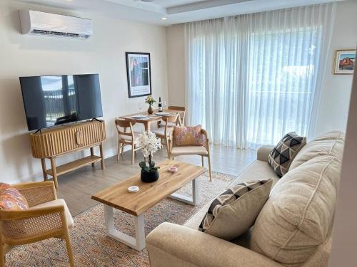Ruang bersama/area TV, Coral Beach 204 - by ZenBreak in Little Battaleys