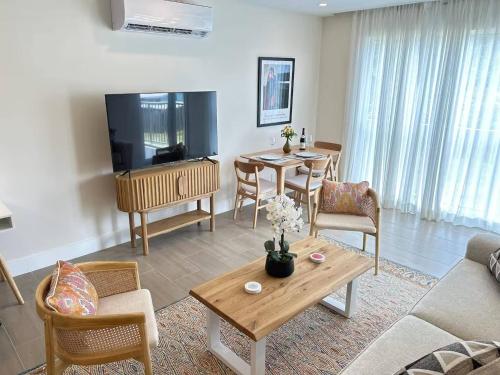 Ruang bersama/area TV, Coral Beach 204 - by ZenBreak in Little Battaleys