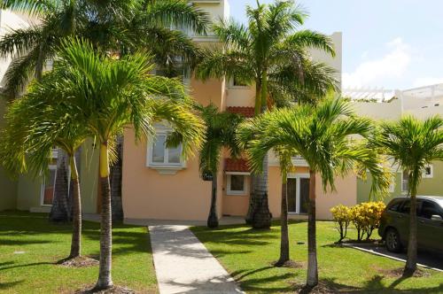Nas proximidades, Island Time El Sol - by ZenBreak in Oistins