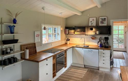 Kitchen, Cozy Home In Væggerløse With Wifi in Idestrup