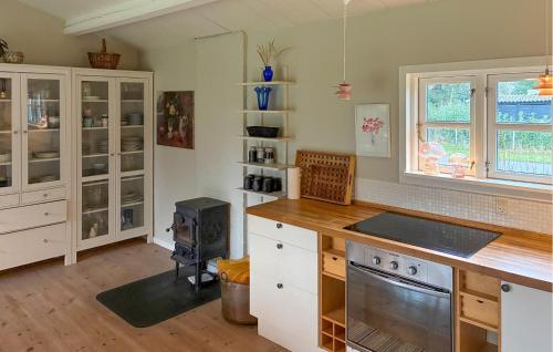 Kitchen, Cozy Home In Væggerløse With Wifi in Idestrup