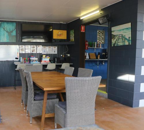 Bushchooks Travellers Village in Bororen