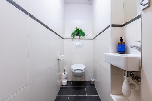 Prague Days - Two Bedroom Apartment next to Dancing House with High-Speed WiFi - image 5