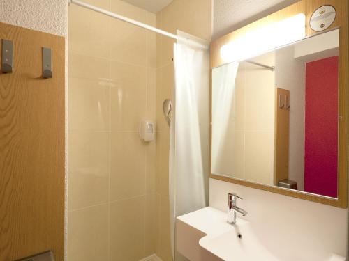B&B HOTEL Grenoble Centre Alpexpo Room Type - Quadruple Room B&B HOTEL Grenoble Centre Alpexpo Room Type - Quadruple Room