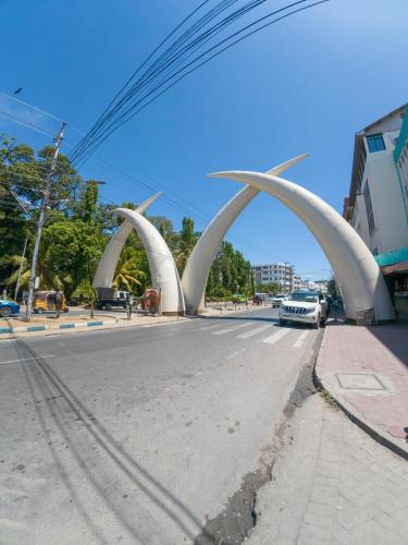 Modern 2BR Apartment in Mombasa CBD with 2 Bathrooms & Balcony near Airport & Old Town - image 3