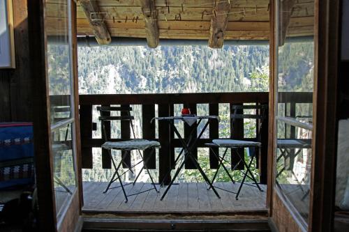  Lieu Secret dans les Alpes Suisses in Le Trétien