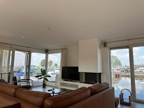 Watervilla De Otter - inclusief electrische sloep en sups in Loosdrecht
