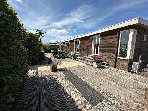 Watervilla De Otter - inclusief electrische sloep en sups in Loosdrecht