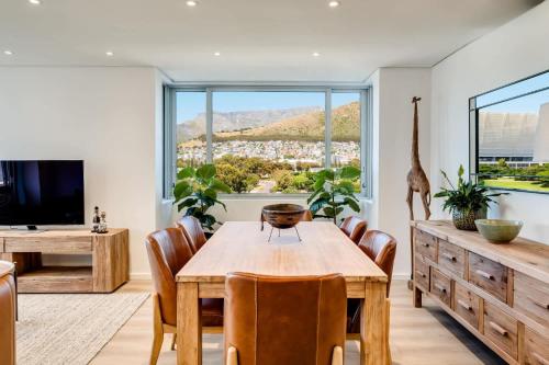 2bed Mouille Point Apartment w Amazing Cape Views - main image