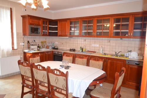 ห้องครัว, Módos Falusi Szálláshely (Modos Falusi Szallashely) in บิฮาร์ตอร์ดา