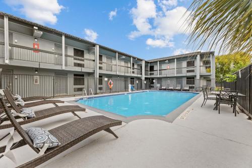 Days Inn & Suites by Wyndham Texas City-Galveston Area in 德克薩斯城