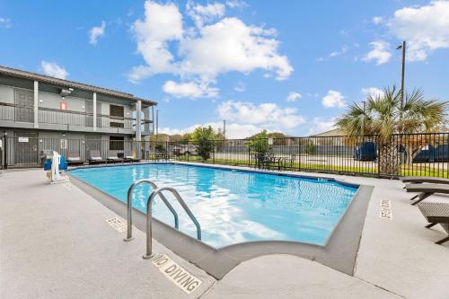 Days Inn & Suites by Wyndham Texas City-Galveston Area in 德克薩斯城