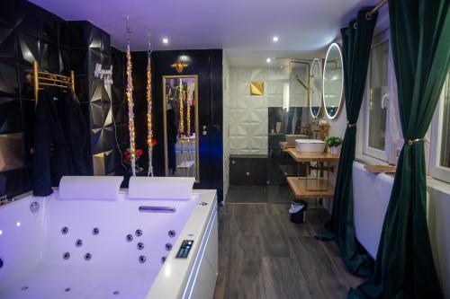 Love Room elegante spa privatif et exterieur cosy in Goussainville