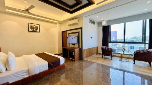 PHEONIX LUXURY INN in Pithampur