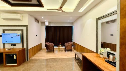 PHEONIX LUXURY INN in Pithampur
