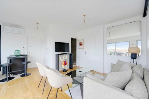 A C 2P apartment with terrace and view of Paris - image 2