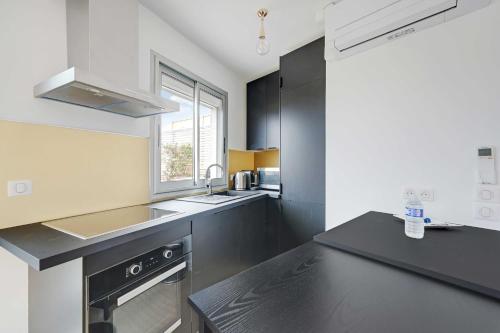 A C 2P apartment with terrace and view of Paris - main image