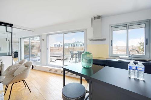 A C 2P apartment with terrace and view of Paris - image 12